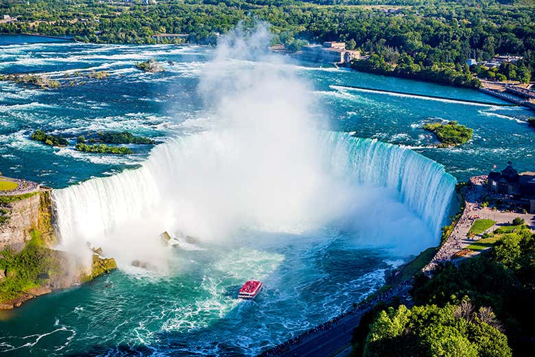 Barco nas correntezas das cataratas