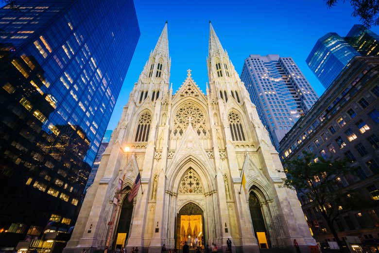 Catedral de St. Patrick iluminada