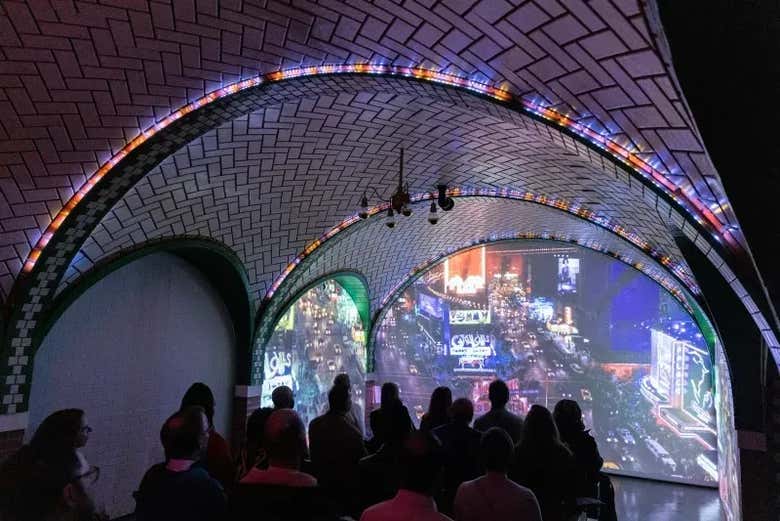 A sala de exibição recria a estação da City Hall