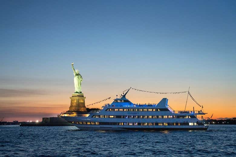 Cruzeiro noturno nas águas de Manhattan