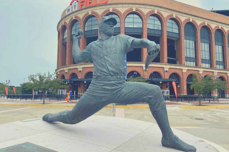 Estátua de um jogador em frente ao Citi Field