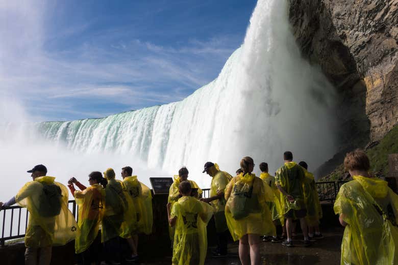 Vários turistas aproveitando as Cataratas do Niágara