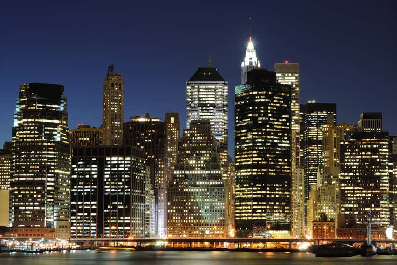 Manhattan iluminada vista do Brooklyn Heights