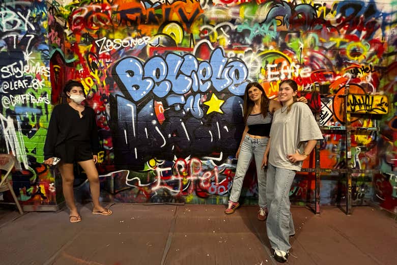Posando ao lado do grafite