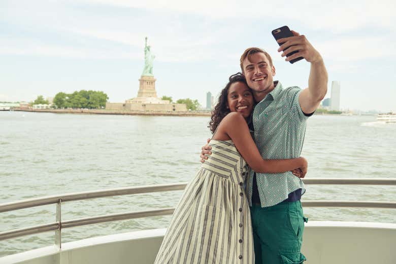 Casal durante o passeio de barco
