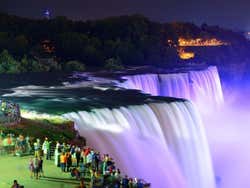 Cataratas do Niágara à noite