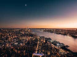 Vista noturna do The Edge